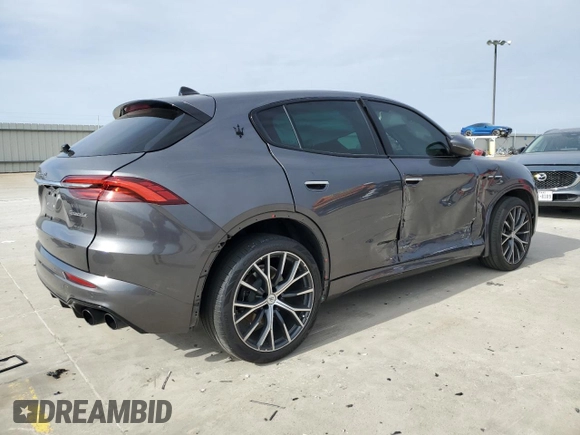 2023 Maserati Grecale Modena z VIN ZN682AVM8P7434729, wystawiony jako Copart lot #88773195 z przebiegiem Nie podano mil oraz Szkody całkowita. Historia ofert i sprzedaży dostępna na DreamBid. Obrazek 3.
