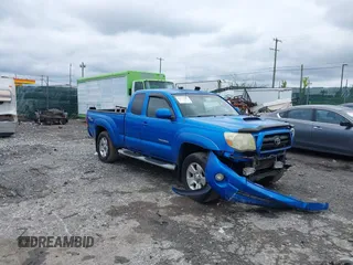2005 Toyota Tacoma z VIN 5TEUU42N55Z006079, wystawiony jako IAAI lot #42377283 z przebiegiem 85 403 mil mil oraz . Historia ofert i sprzedaży dostępna na DreamBid. Obrazek 1.