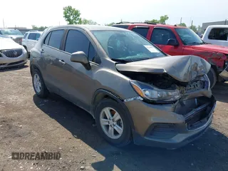 2020 Chevrolet Trax LS z VIN KL7CJKSB7LB346699, wystawiony jako IAAI lot #42118957 z przebiegiem 85 331 mil mil oraz . Historia ofert i sprzedaży dostępna na DreamBid. Obrazek 1.