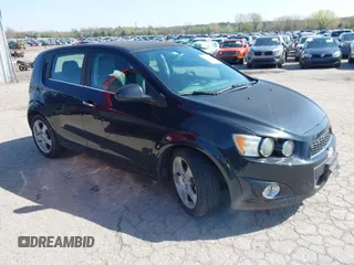 2015 Chevrolet Sonic LTZ z VIN 1G1JE6SB1F4122500, wystawiony jako IAAI lot #41977038 z przebiegiem 153 605 mil mil oraz . Historia ofert i sprzedaży dostępna na DreamBid. Obrazek 1.