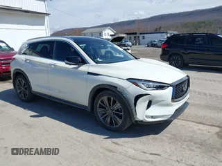2020 Infiniti QX50 Essential z VIN 3PCAJ5M3XLF109087, wystawiony jako IAAI lot #41832672 z przebiegiem 30 829 mil mil oraz . Historia ofert i sprzedaży dostępna na DreamBid. Obrazek 1.