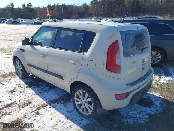 2013 Kia Soul ! with VIN KNDJT2A69D7774822, listed as a IAAI auction lot 41396153 with NaN miles. Bid and sale history available at carsss.com. Image 3.