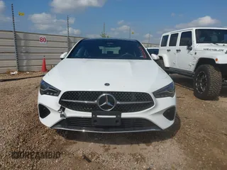 2025 Mercedes-Benz CLA 250 z VIN W1K5J4GB5SN513578, wystawiony jako IAAI lot #42120213 z przebiegiem 18 216 mil mil oraz . Historia ofert i sprzedaży dostępna na DreamBid. Obrazek 12.