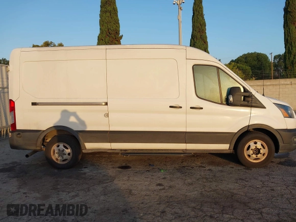 2020 Ford Transit z VIN 1FTBW9CG2LKA54526, wystawiony jako IAAI lot #42620417 z przebiegiem 131 084 mil mil oraz . Historia ofert i sprzedaży dostępna na DreamBid. Obrazek 13.