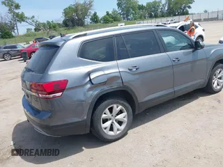2018 Volkswagen Atlas SE with VIN 1V2KR2CA2JC585922, listed as a IAAI auction lot 42488658 with 105,878 mi miles and . Bid and sale history available at DreamBid. Image 4.
