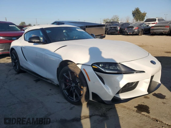 2024 Toyota Supra 3.0 z VIN WZ1DB0G07RW068079, wystawiony jako Copart lot #83999094 z przebiegiem 387 mil mil oraz Szkoda całkowita • Salvage title. Historia ofert i sprzedaży dostępna na DreamBid. Obrazek 4.