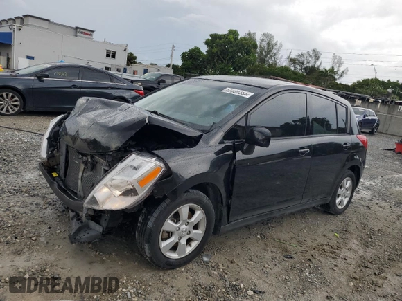 2008 Nissan Versa S z VIN 3N1BC13E58L447065, wystawiony jako Copart lot #52380355 z przebiegiem 151 681 mil mil oraz Szkoda całkowita • Salvage title. Historia ofert i sprzedaży dostępna na DreamBid. Obrazek 1.