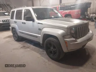 2012 Jeep Liberty Sport Latitude z VIN 1C4PJMAK8CW129821, wystawiony jako IAAI lot #42249050 z przebiegiem 85 021 mil mil oraz . Historia ofert i sprzedaży dostępna na DreamBid. Obrazek 1.