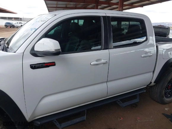 2019 Toyota Tacoma 4WD SR with VIN 5TFCZ5AN2KX208241, listed as a IAAI auction lot 41794005 with 82,260 mi miles. Bid and sale history available at carsss.com. Image 15.