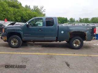 2009 GMC Sierra 2500HD SLE z VIN 1GTHK59K39E106487, wystawiony jako IAAI lot #42367240 z przebiegiem 215 276 mil mil oraz . Historia ofert i sprzedaży dostępna na DreamBid. Obrazek 14.