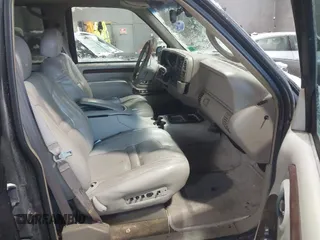 1999 Cadillac Escalade z VIN 1GYEK13R6XR404534, wystawiony jako IAAI lot #41391379 z przebiegiem 127 612 mil mil oraz . Historia ofert i sprzedaży dostępna na DreamBid. Obrazek 5.