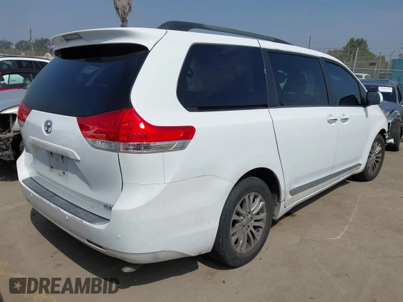 2014 Toyota Sienna XLE z VIN 5TDYK3DC7ES461445, wystawiony jako IAAI lot #42003360 z przebiegiem 153 404 mil mil oraz . Historia ofert i sprzedaży dostępna na DreamBid. Obrazek 4.