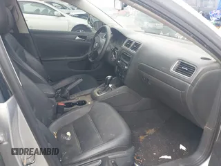 2014 Volkswagen Jetta SE z VIN 3VWD17AJ2EM226153, wystawiony jako IAAI lot #41907079 z przebiegiem 172 595 mil mil oraz . Historia ofert i sprzedaży dostępna na DreamBid. Obrazek 5.