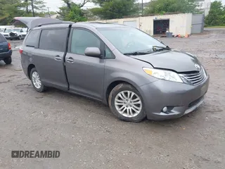 2017 Toyota Sienna XLE Auto Access Seat z VIN 5TDYZ3DC5HS817875, wystawiony jako IAAI lot #42274836 z przebiegiem 67 119 mil mil oraz . Historia ofert i sprzedaży dostępna na DreamBid. Obrazek 1.