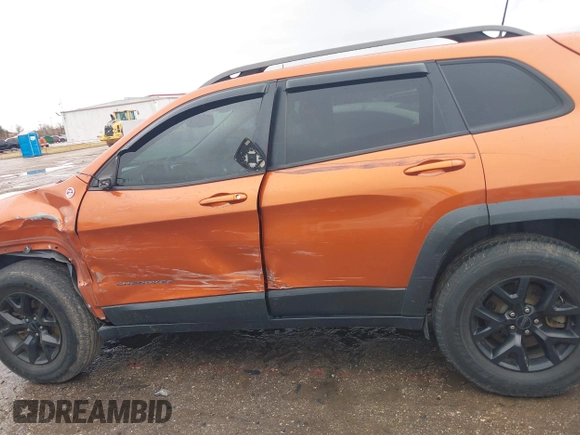 2016 Jeep Cherokee Trailhawk z VIN 1C4PJMBS0GW155379, wystawiony jako IAAI lot #41472352 z przebiegiem 116 036 mil mil oraz . Historia ofert i sprzedaży dostępna na DreamBid. Obrazek 14.