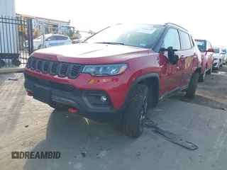 2025 Jeep Compass Trailhawk z VIN 3C4NJDDN0ST551132, wystawiony jako IAAI lot #41905784 z przebiegiem 1 573 mil mil oraz . Historia ofert i sprzedaży dostępna na DreamBid. Obrazek 20.