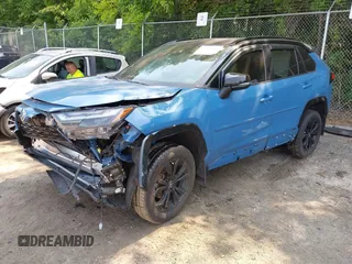 2022 Toyota RAV4 Hybrid XSE z VIN 2T3E6RFV2NW032835, wystawiony jako IAAI lot #42429819 z przebiegiem 67 101 mil mil oraz . Historia ofert i sprzedaży dostępna na DreamBid. Obrazek 2.