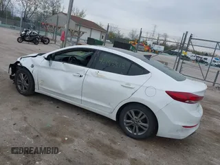 2017 Hyundai Elantra SE z VIN 5NPD84LF8HH162085, wystawiony jako IAAI lot #42153313 z przebiegiem 105 980 mil mil oraz . Historia ofert i sprzedaży dostępna na DreamBid. Obrazek 3.