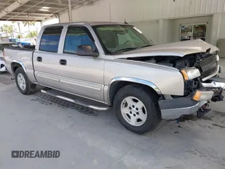 2005 Chevrolet Silverado 1500 LS z VIN 2GCEC13T551113785, wystawiony jako IAAI lot #42156343 z przebiegiem 125 581 mil mil oraz . Historia ofert i sprzedaży dostępna na DreamBid. Obrazek 1.