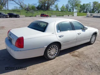 2003 Lincoln Town Car Signature z VIN 1LNHM82W03Y614572, wystawiony jako IAAI lot #42221572 z przebiegiem 170 762 mil mil oraz . Historia ofert i sprzedaży dostępna na DreamBid. Obrazek 4.