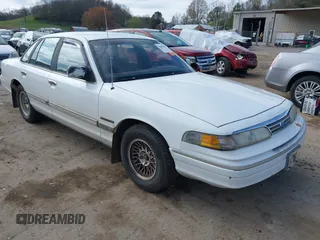 1993 Ford Crown Victoria z VIN 2FACP74W2PX101414, wystawiony jako IAAI lot #42001080 z przebiegiem 76 046 mil mil oraz . Historia ofert i sprzedaży dostępna na DreamBid. Obrazek 1.