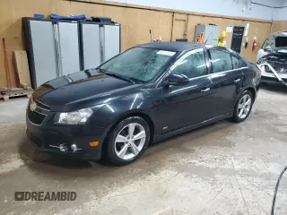 2014 Chevrolet Cruze 2LT z VIN 1G1PE5SB0E7408047, wystawiony jako Copart lot #54370725 z przebiegiem 118 774 mil mil oraz Czysty tytuł • Clean title. Historia ofert i sprzedaży dostępna na DreamBid. Obrazek 1.