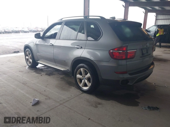 2011 BMW X5 35i z VIN 5UXZV4C50BL402270, wystawiony jako IAAI lot #42306042 z przebiegiem 166 977 mil mil oraz . Historia ofert i sprzedaży dostępna na DreamBid. Obrazek 3.