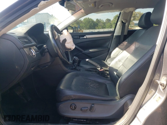 2015 Volkswagen Passat Limited Edition Edition z VIN 1VWAT7A33FC088673, wystawiony jako Copart lot #53455905 z przebiegiem 143 953 mil mil oraz Szkoda całkowita • Salvage title. Historia ofert i sprzedaży dostępna na DreamBid. Obrazek 7.