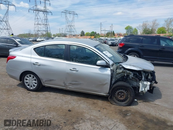 2013 Nissan Versa S Plus z VIN 3N1CN7AP8DL859478, wystawiony jako IAAI lot #42098071 z przebiegiem 107 941 mil mil oraz . Historia ofert i sprzedaży dostępna na DreamBid. Obrazek 14.