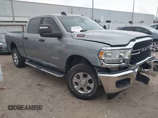 2024 Ram 2500 Big Horn z VIN 3C6UR5DL2RG233158, wystawiony jako IAAI lot #42475788 z przebiegiem 28 951 mil mil oraz . Historia ofert i sprzedaży dostępna na DreamBid. Obrazek 1.
