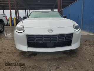 2023 Nissan Z Performance z VIN JN1BZ4BH3PM310951, wystawiony jako Copart lot #79760904 z przebiegiem 9 210 mil mil oraz Nie do naprawy • Non repairable. Historia ofert i sprzedaży dostępna na DreamBid. Obrazek 5.