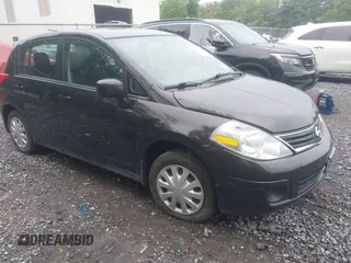 2011 Nissan Versa S z VIN 3N1BC1CP2BL502533, wystawiony jako IAAI lot #42448857 z przebiegiem 106 327 mil mil oraz . Historia ofert i sprzedaży dostępna na DreamBid. Obrazek 1.
