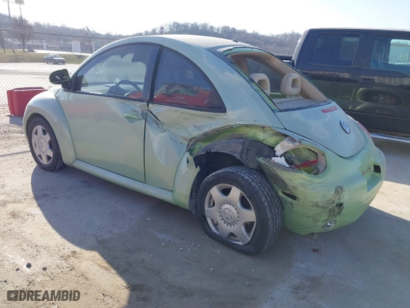 2000 Volkswagen New Beetle GLS with VIN 3VWCA21C0YM403254, listed as a IAAI auction lot 41806878 with 119,547 mi miles. Bid and sale history available at carsss.com. Image 3.