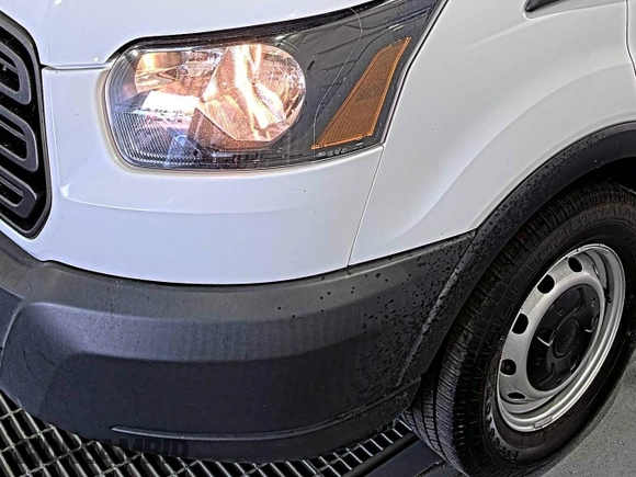 2019 Ford Transit z VIN 1FTYE1YM5KKB87003, wystawiony jako IAAI lot #42610488 z przebiegiem 106 642 mil mil oraz . Historia ofert i sprzedaży dostępna na DreamBid. Obrazek 25.