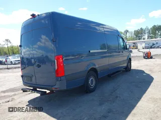 2019 Mercedes-Benz Sprinter Cargo z VIN WD4PF1CD4KT006098, wystawiony jako IAAI lot #42039521 z przebiegiem 80 537 mil mil oraz . Historia ofert i sprzedaży dostępna na DreamBid. Obrazek 4.