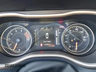 2016 Jeep Cherokee Latitude z VIN 1C4PJMCS2GW331492, wystawiony jako IAAI lot #41747216 z przebiegiem 131 262 mil mil oraz . Historia ofert i sprzedaży dostępna na DreamBid. Obrazek 7.
