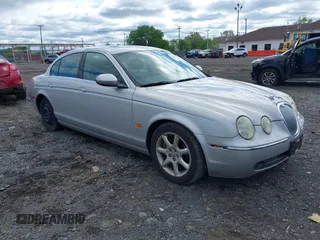 2005 Jaguar S-Type z VIN SAJWA01U55HN25445, wystawiony jako IAAI lot #42273192 z przebiegiem 104 609 mil mil oraz . Historia ofert i sprzedaży dostępna na DreamBid. Obrazek 1.