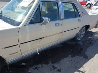 1984 Ford Crown Victoria z VIN 1FABP43F9EZ170457, wystawiony jako IAAI lot #42095730 z przebiegiem 60 839 mil mil oraz . Historia ofert i sprzedaży dostępna na DreamBid. Obrazek 12.