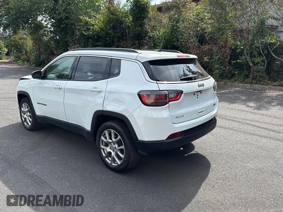 2022 Jeep Compass Latitude Lux with VIN 3C4NJDFB6NT164933, listed as a Copart auction lot 62031695 with 55,397 mi miles and Salvage title. Bid and sale history available at DreamBid. Image 3.