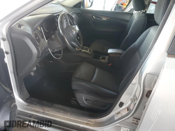 2017 Nissan Rogue SV z VIN JN8AT2MT3HW143002, wystawiony jako Copart lot #53557855 z przebiegiem 120 193 mil mil oraz Szkody całkowita. Historia ofert i sprzedaży dostępna na DreamBid. Obrazek 7.