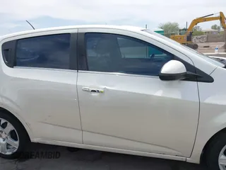 2015 Chevrolet Sonic LTZ z VIN 1G1JE6SB1F4164892, wystawiony jako IAAI lot #42359377 z przebiegiem 104 248 mil mil oraz . Historia ofert i sprzedaży dostępna na DreamBid. Obrazek 13.
