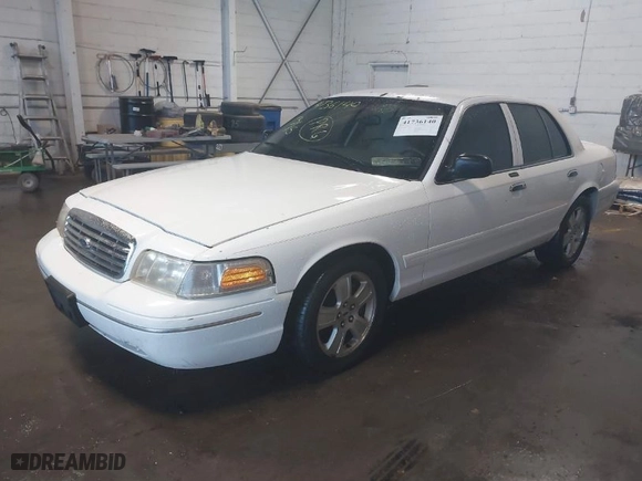 2004 Ford Crown Victoria LX with VIN 2FAFP74W14X110484, listed as a IAAI auction lot 41736140 with 220,067 mi miles. Bid and sale history available at carsss.com. Image 2.