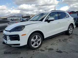 2024 Porsche Cayenne z VIN WP1AA2AY5RDA12912, wystawiony jako Copart lot #44555195 z przebiegiem 7 587 mil mil oraz Szkoda całkowita • Salvage title. Historia ofert i sprzedaży dostępna na DreamBid. Obrazek 1.