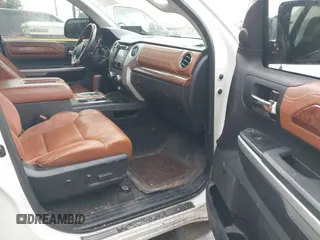 2015 Toyota Tundra Platinum z VIN 5TFGY5F14FX178336, wystawiony jako IAAI lot #42468099 z przebiegiem 239 977 mil mil oraz . Historia ofert i sprzedaży dostępna na DreamBid. Obrazek 5.