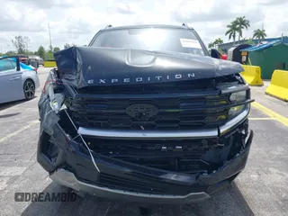 2025 Ford Expedition z VIN 1FMJK1M89SEA17806, wystawiony jako IAAI lot #42438561 z przebiegiem 3 269 mil mil oraz . Historia ofert i sprzedaży dostępna na DreamBid. Obrazek 6.