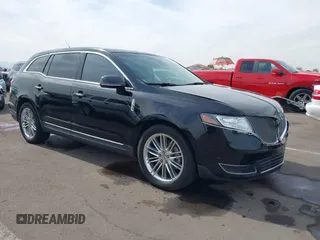 2016 Lincoln MKT EcoBoost z VIN 2LMHJ5AT5GBL01345, wystawiony jako IAAI lot #41604646 z przebiegiem 41 282 mil mil oraz . Historia ofert i sprzedaży dostępna na DreamBid. Obrazek 1.