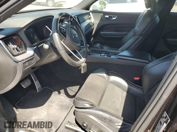 2018 Volvo XC60 R-Design z VIN YV4A22RM3J1076126, wystawiony jako Copart lot #57165365 z przebiegiem 110 865 mil mil oraz Szkoda całkowita • Salvage title. Historia ofert i sprzedaży dostępna na DreamBid. Obrazek 7.