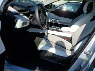 2023 Fisker Ocean One z VIN VCF1ZBU27PG005957, wystawiony jako Copart lot #63054094 z przebiegiem 12 mil mil oraz Nie do naprawy. Historia ofert i sprzedaży dostępna na DreamBid. Obrazek 7.