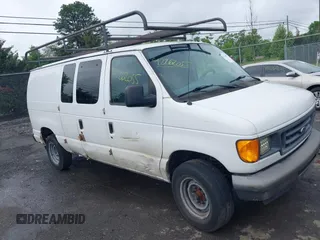 2006 Ford Econoline Cargo z VIN 1FTNE24L96DB16855, wystawiony jako IAAI lot #42262055 z przebiegiem 213 955 mil mil oraz . Historia ofert i sprzedaży dostępna na DreamBid. Obrazek 1.