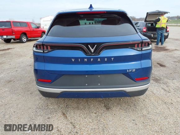 2024 VinFast VF 8 Eco z VIN RLLV1AEB9RH006595, wystawiony jako IAAI lot #40840369 z przebiegiem 2334 mil mil oraz . Historia ofert i sprzedaży dostępna na DreamBid. Obrazek 17.